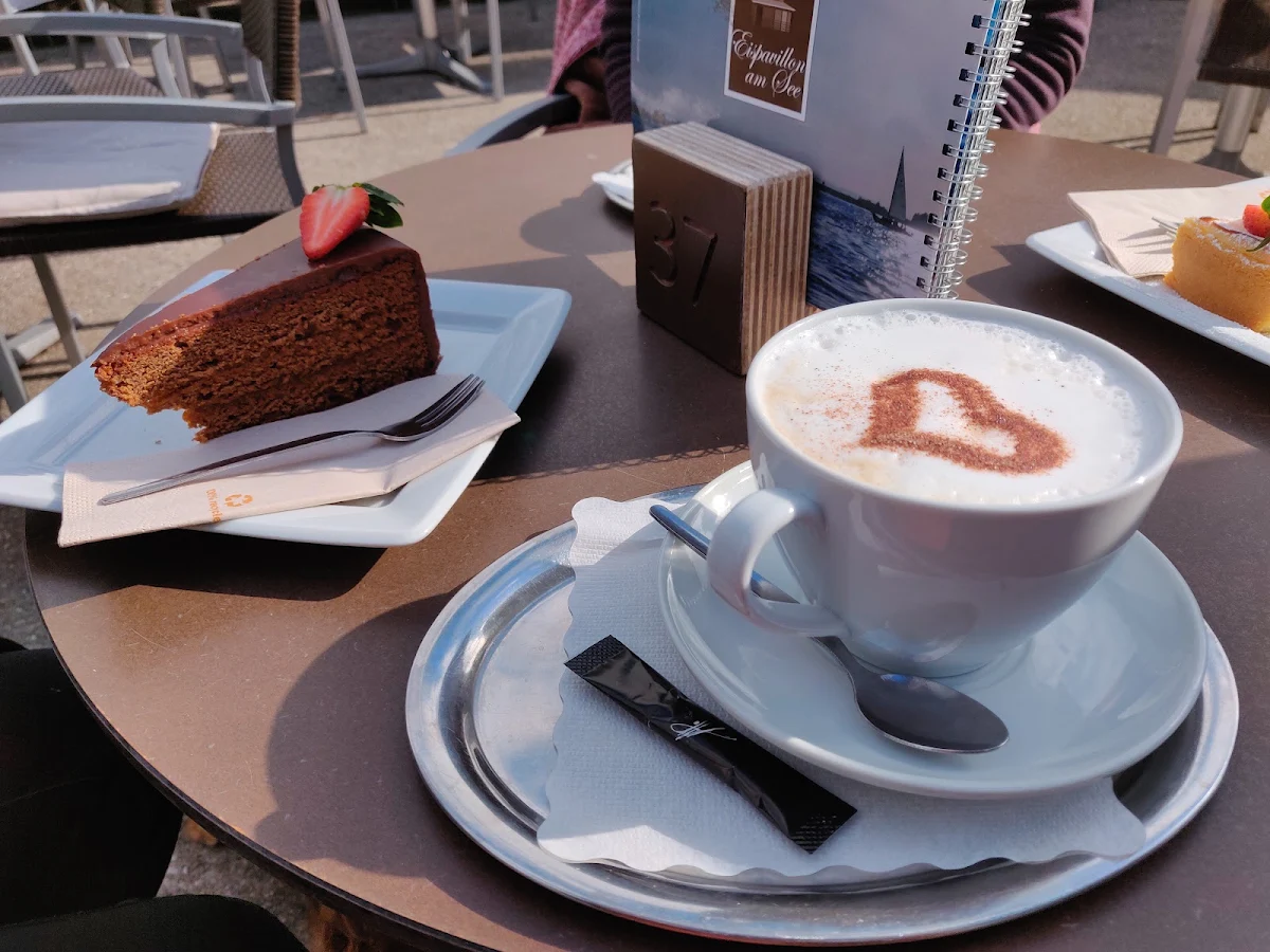 Sachertorte Und Milchkaffee