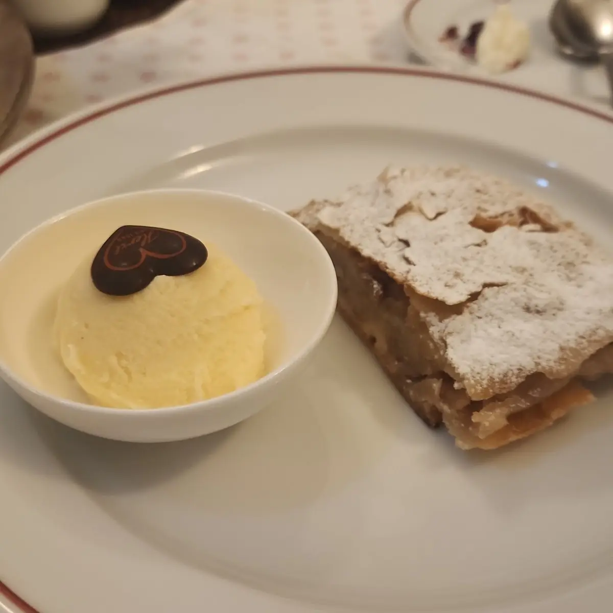 Hausgemachter Apfelstrudel