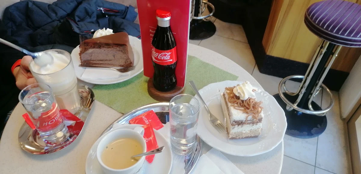 Maronuschnitte Und Ein Doppelter Espresso