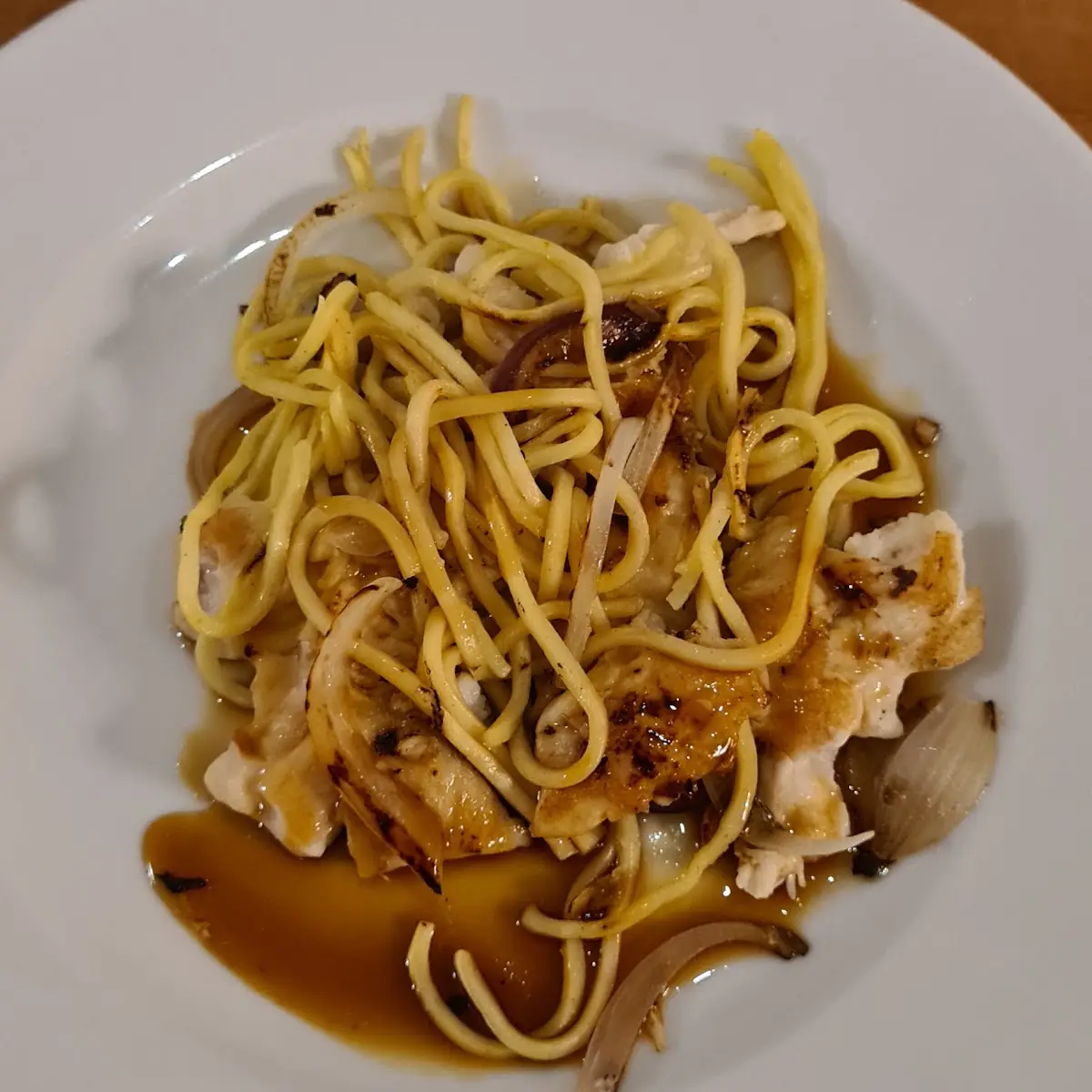 Hühnerfleisch Mit Zwiebel Auf Nudeln