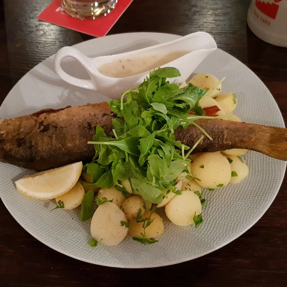 Zalmforel Met Aardappelen En Salade