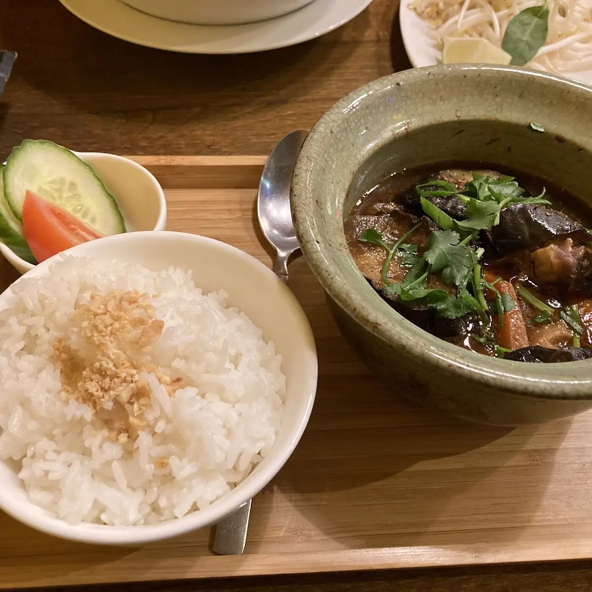 Geschmorte Melanzani Mit Fischsauce Und Zwiebeln