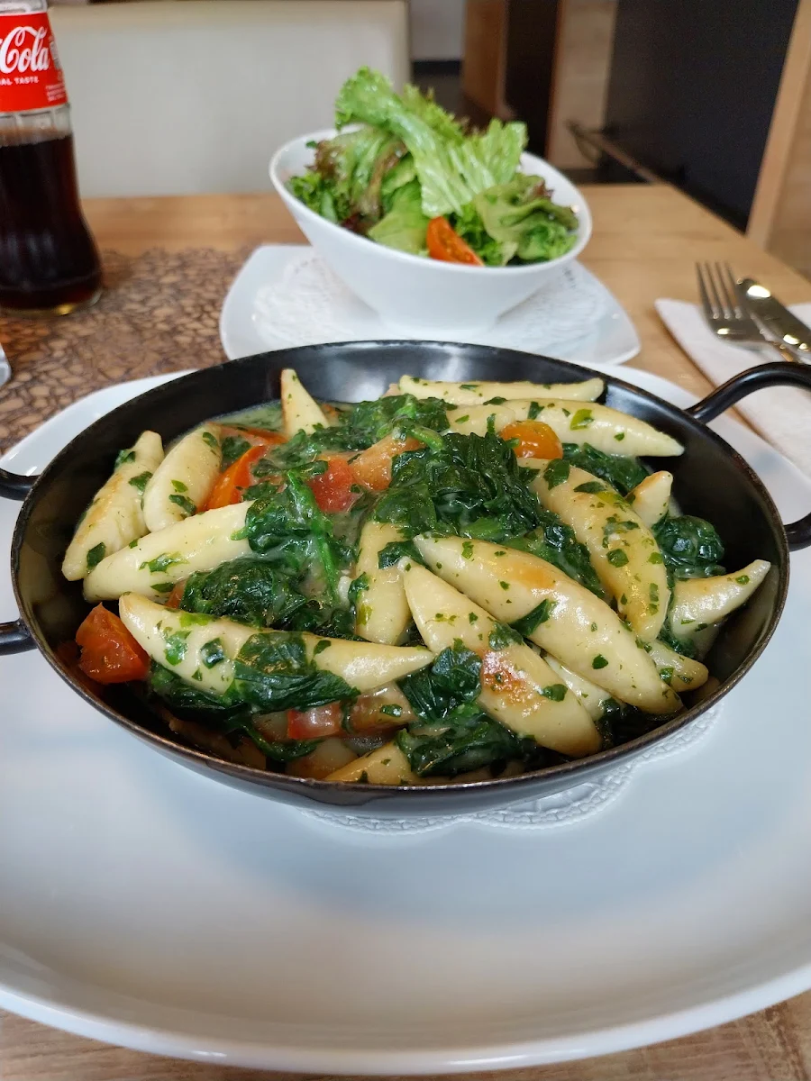 Gebratene Schupfnudeln Mit Blattspinat Und Tomaten Mit Salat