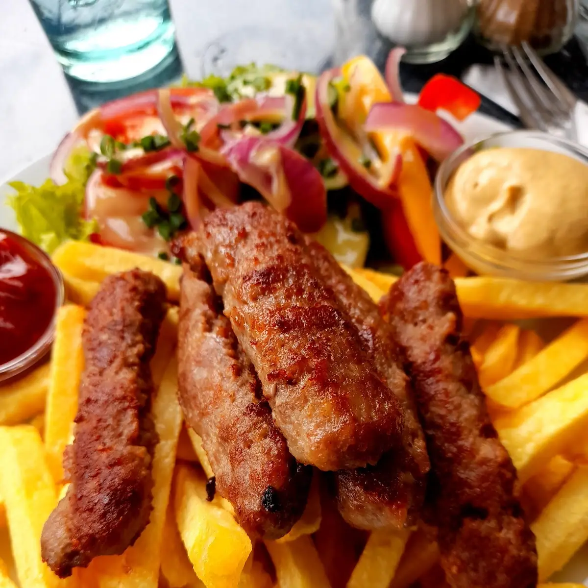 Ćevapčići Mit Pommes Frites & Salat