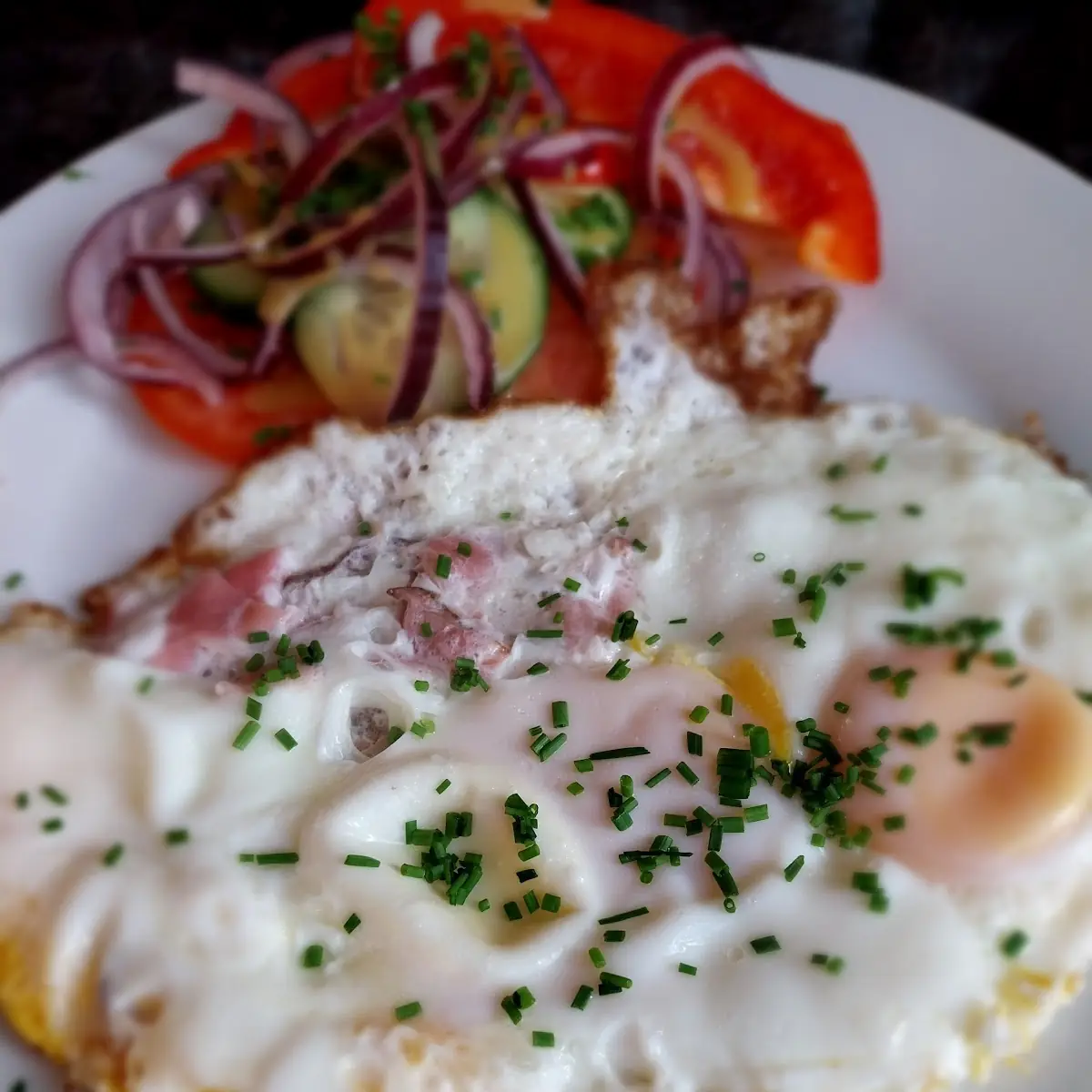 Ham & Eggs Mit Gemüsedeko Und Herren
