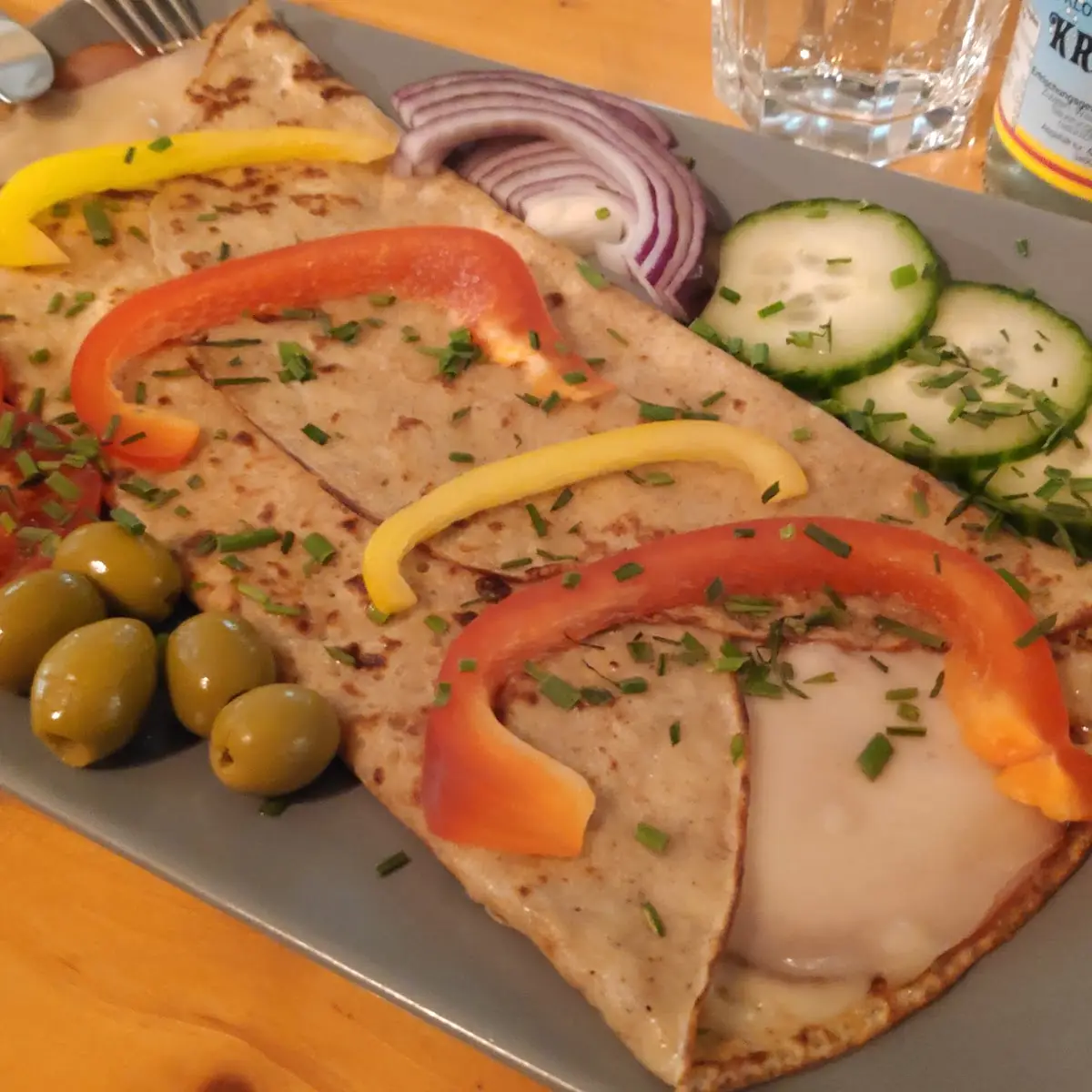 Palatschinken Mit Bauernschinken Käse Und Oliven