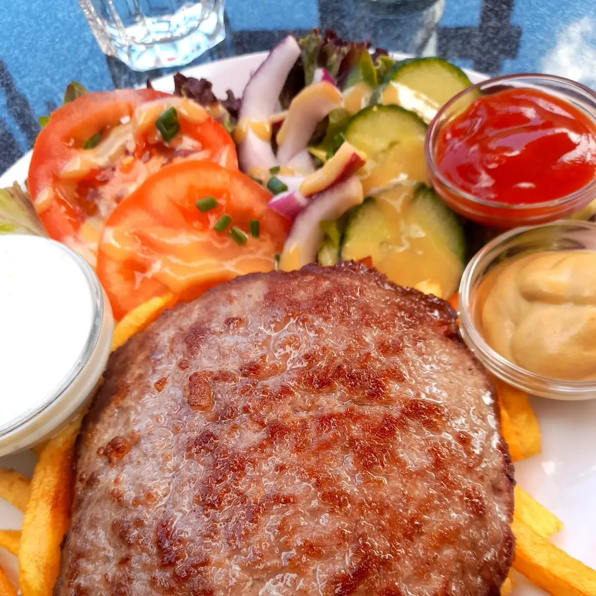 Pljeskavica Mit Pommes Frites & Salat