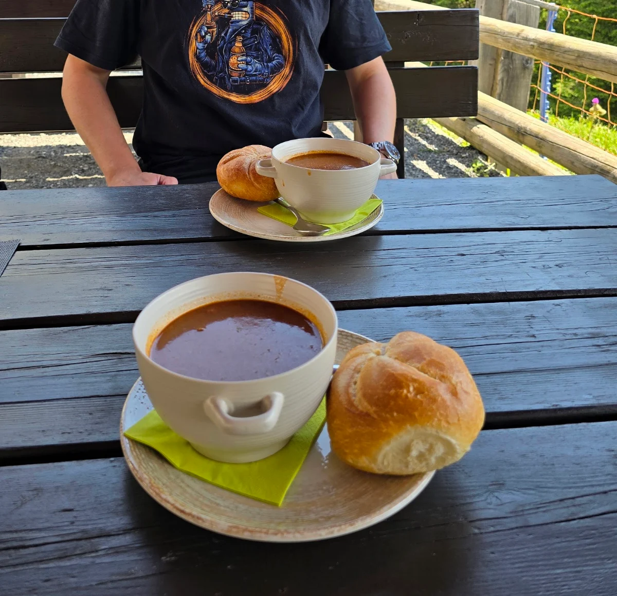 Gulaschsuppe Mit Brötchen