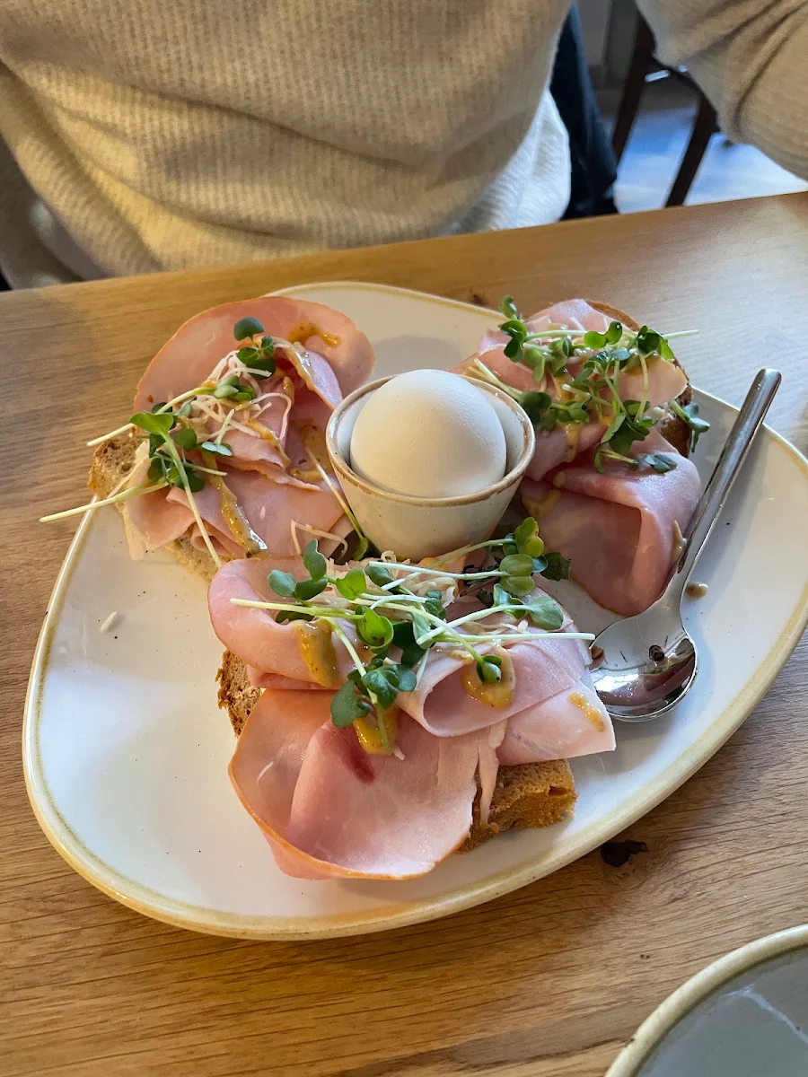 Schinkenbrot Mit Weichem Ei