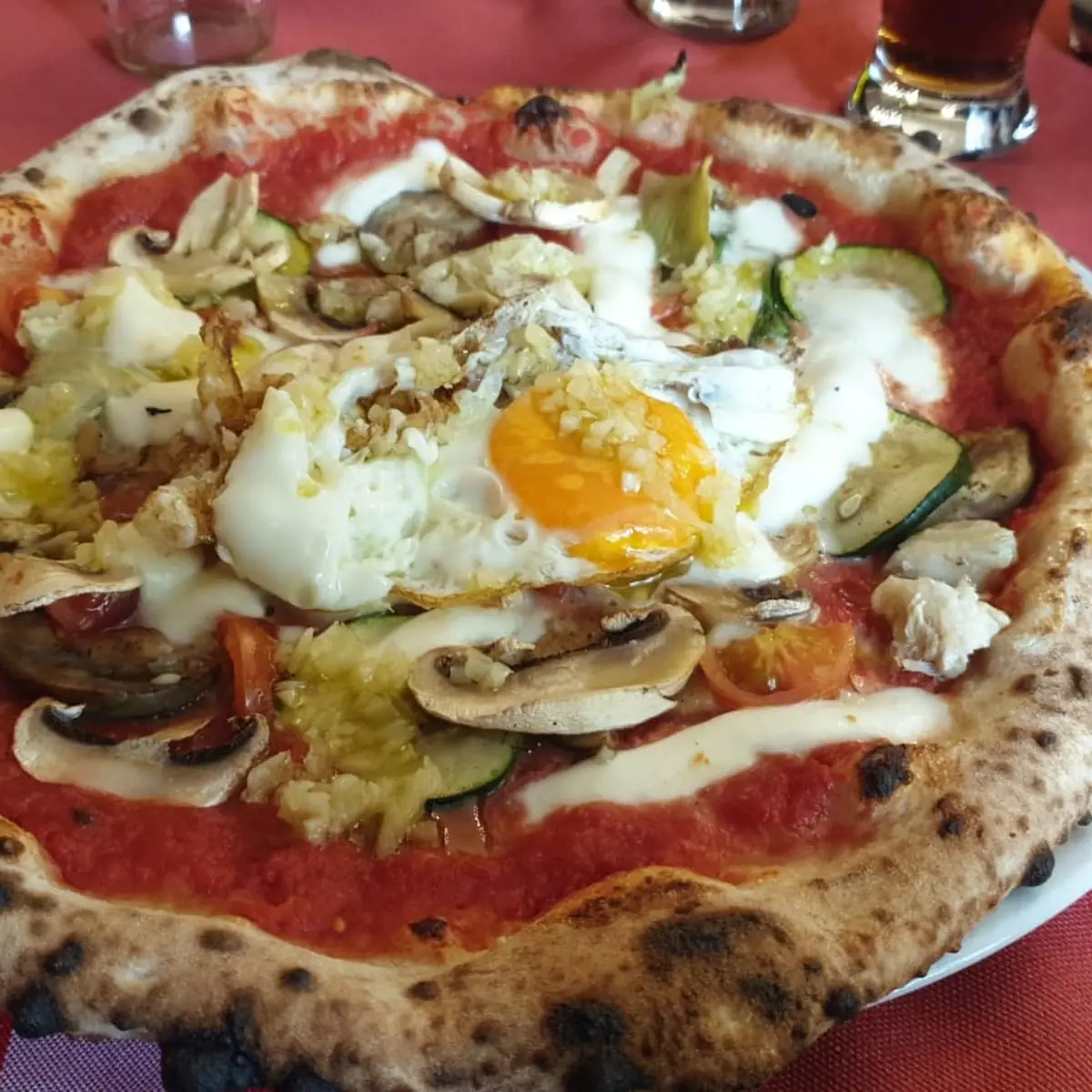 Pizza Vegetariana Mit Spiegelei