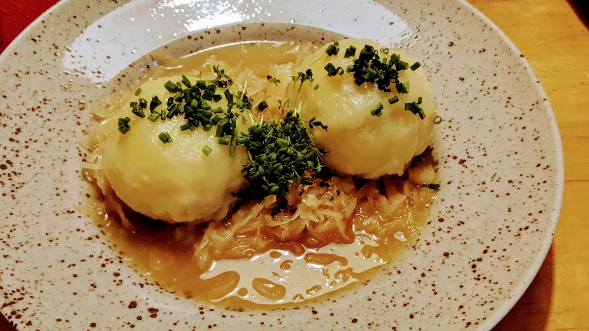 Grammelknödel Mit Veltlinerkraut Und Bratlsaft