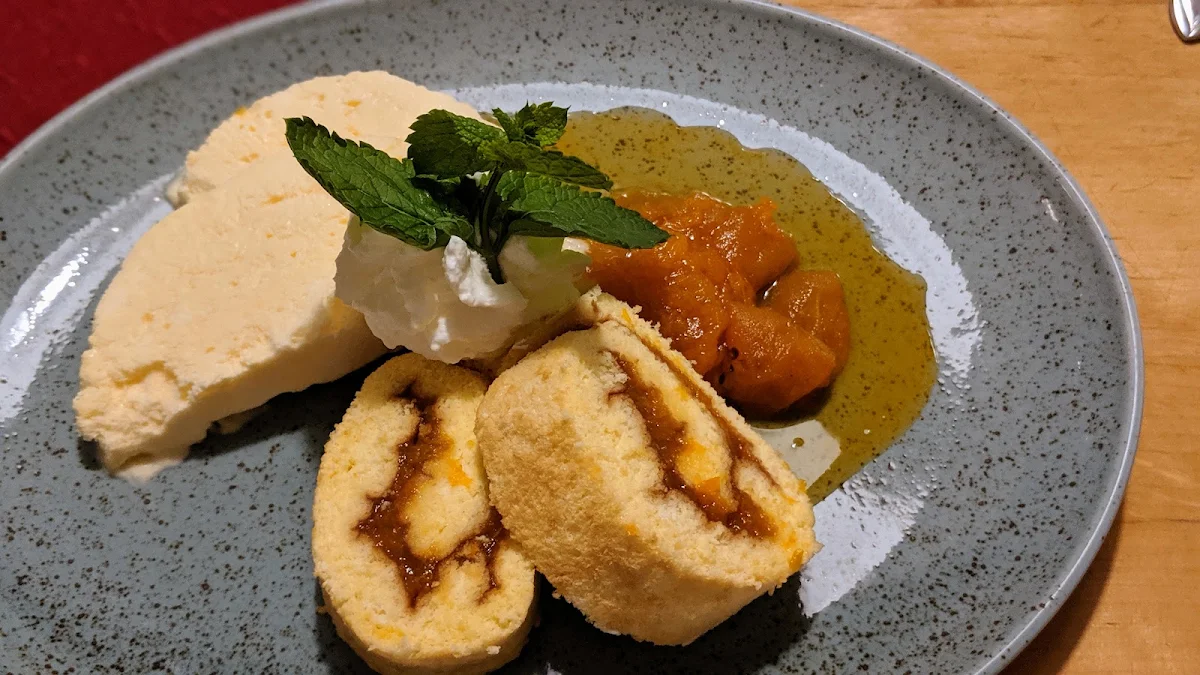 Topfenparfait Mit Biskuitroulade Und Marillenröster