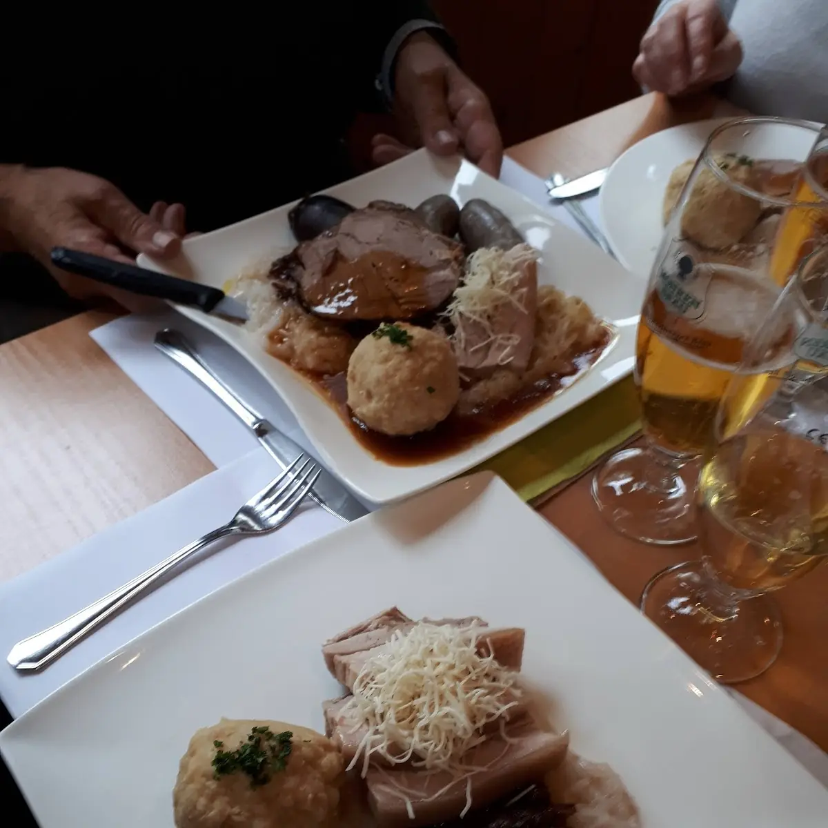 Schweinsbraten Mit Knödel Und Sauren Rüben