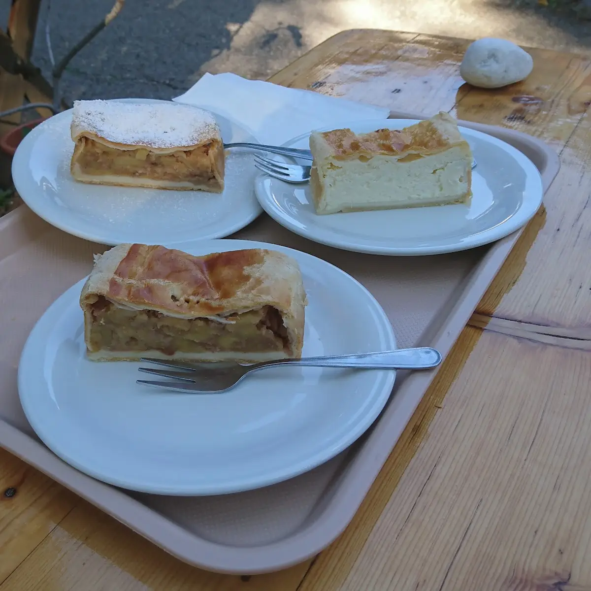 Hausgemachter Topfen- Und Apfelstrudel