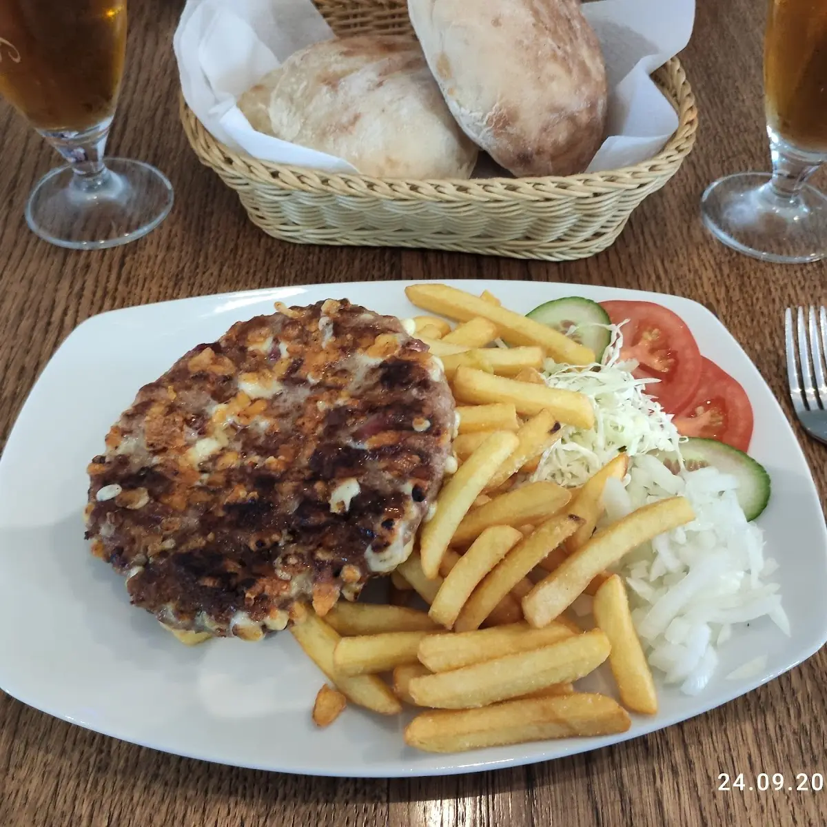 Pljeskavica Fleischleibchen Mit Pommes
