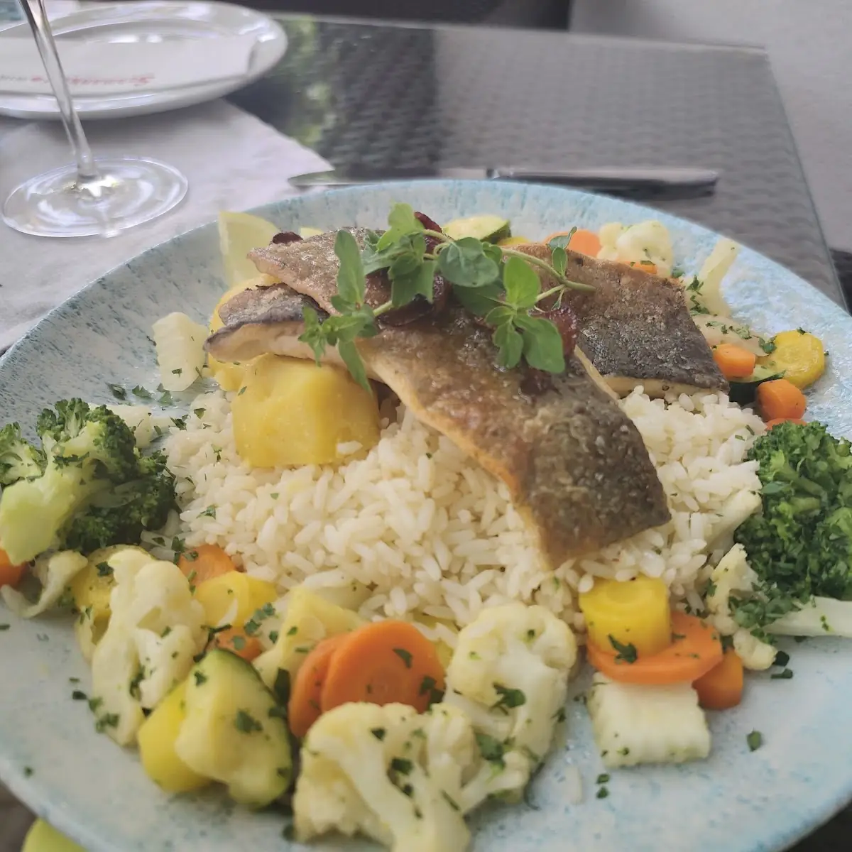 Lachsforellenfilet Auf Reis Und Gemüse