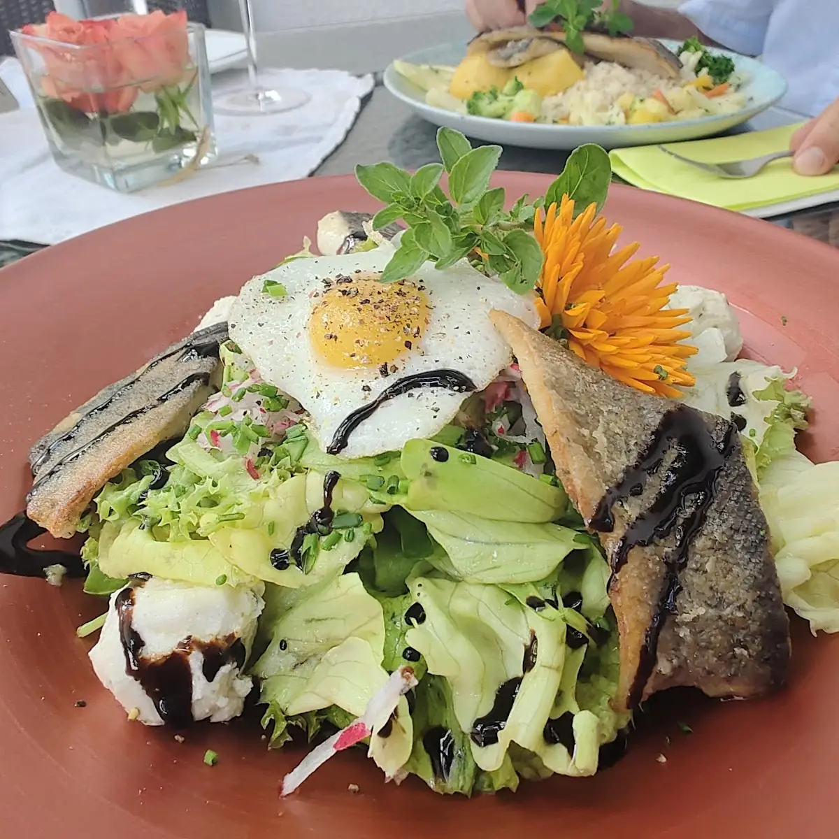Salat Mit Lachsforellenfilet Wachtelei Und Frischkäse