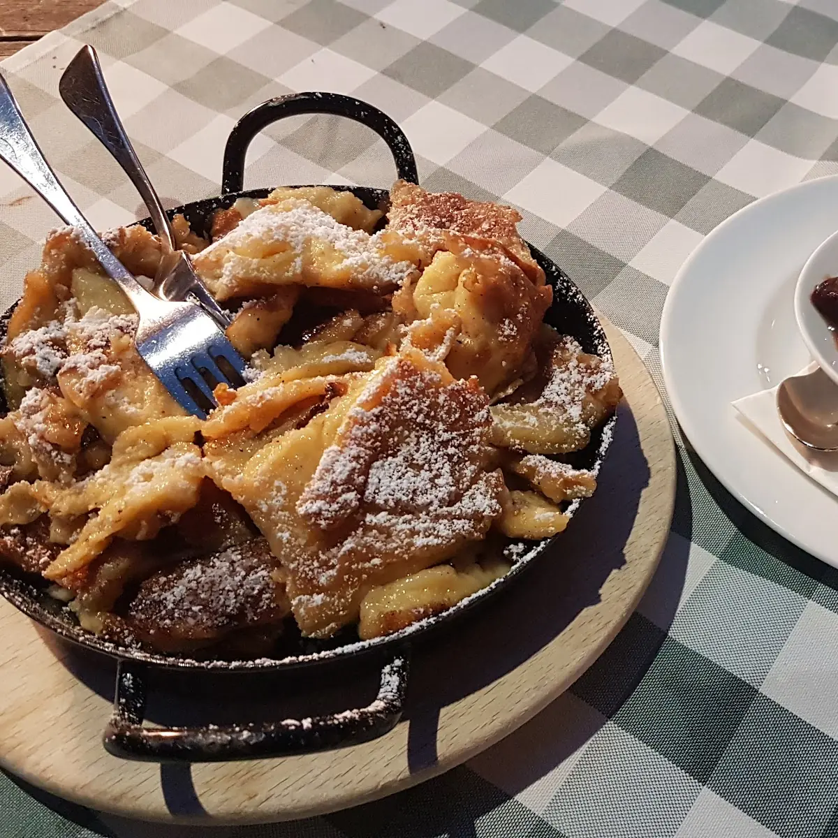 Kaiserschmarn Mit Selbstgemachten Zwetschkenröster Oder Apfelmus