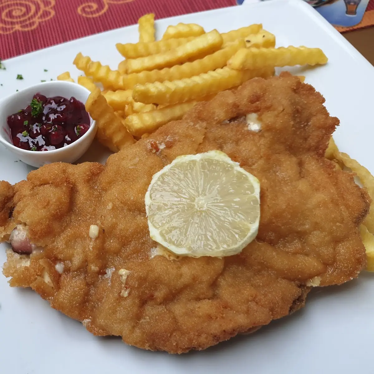 Cordon Bleu Mit Eierschwammerl Pommes Und Salat