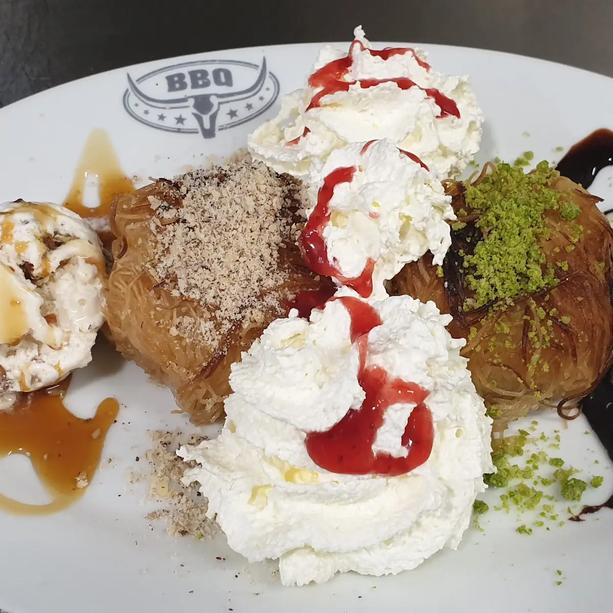 Baklava Mit Eis Und Sahne