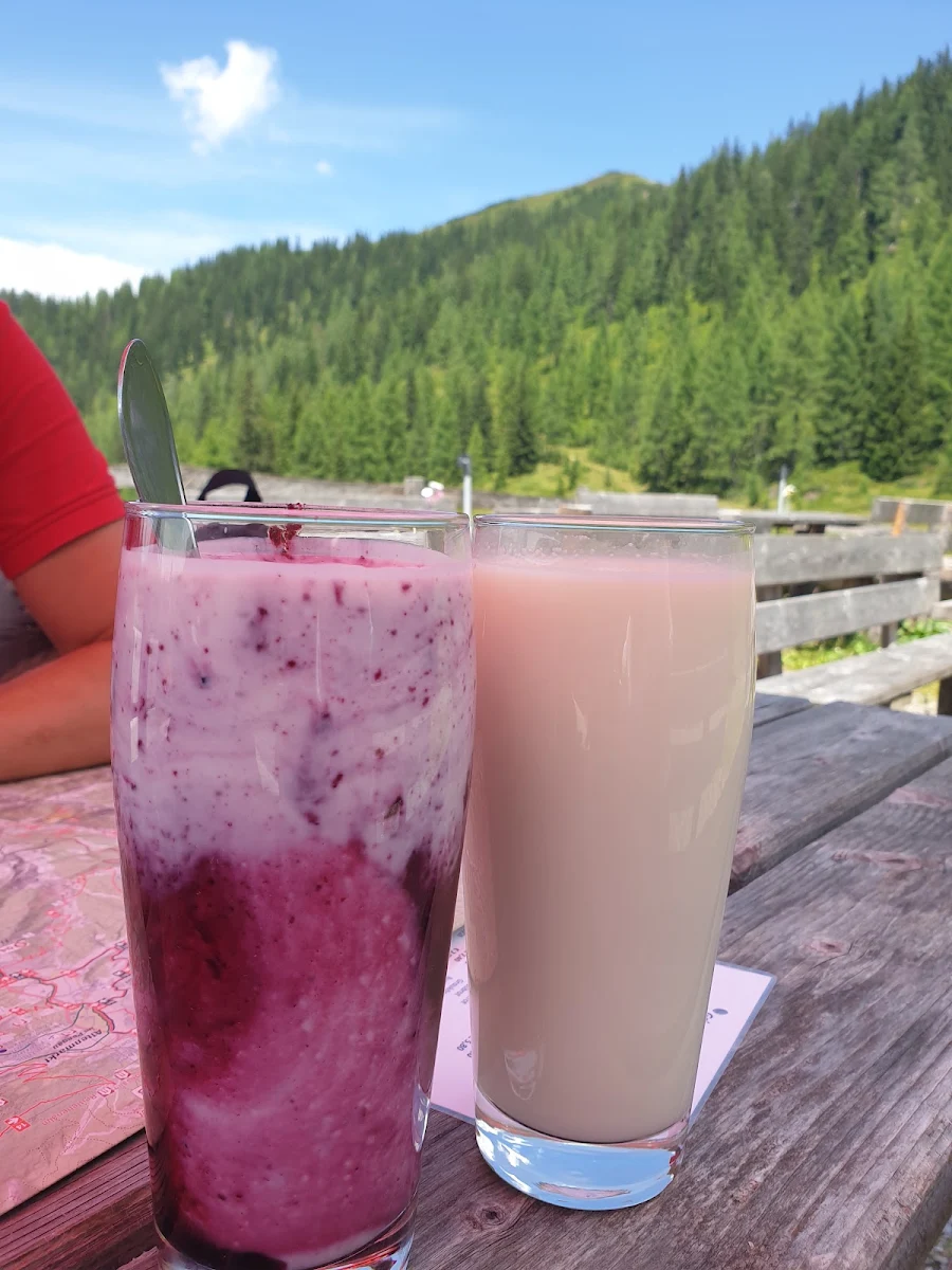 Buttermilch Mit Heidelbeeren Und Glas Milch
