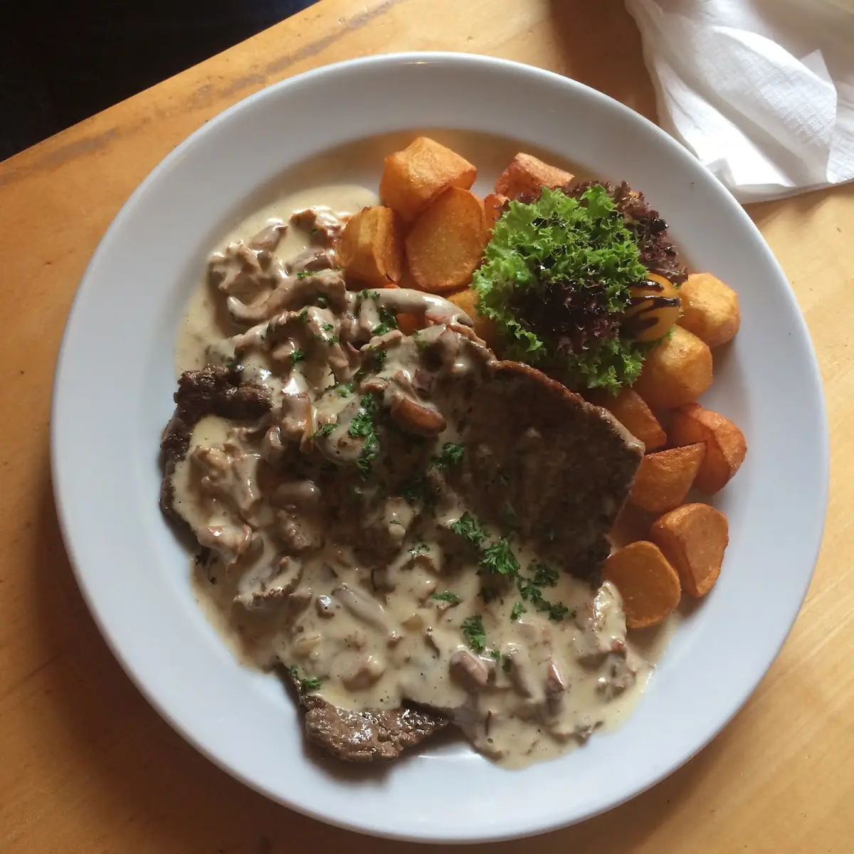 Gegrilltes Beiried Mit Pilzrahmsauce Und Marchfelder Kartoffeln