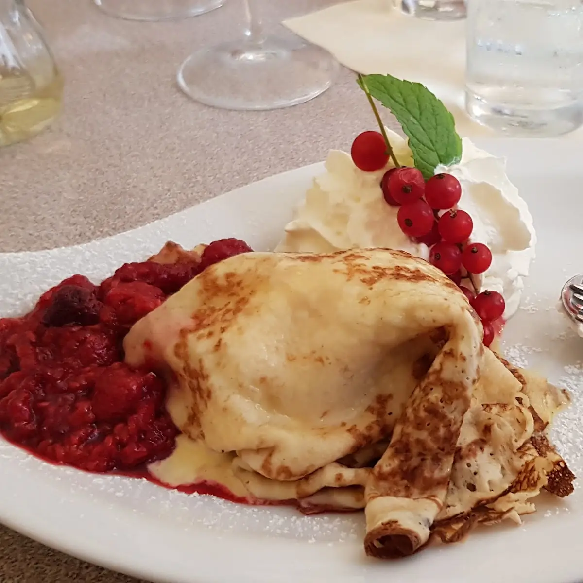 Omas Eispalatschinken Mit Heißen Himbeeren