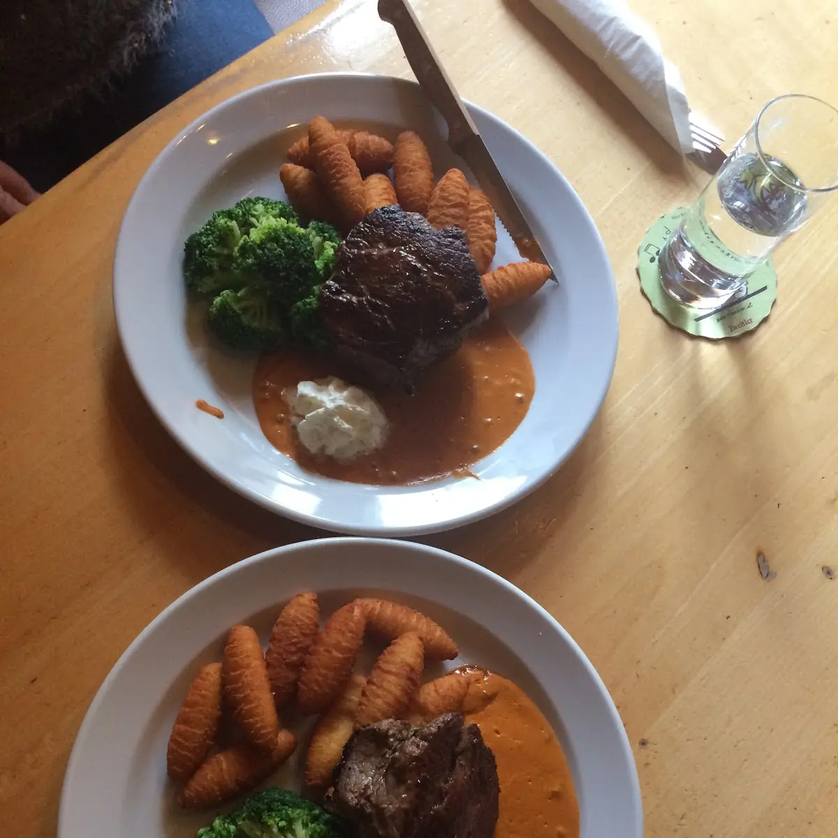 Zartes Pfeffersteak Vom Rind Mit Brokkoli Und Kartoffelkroketten