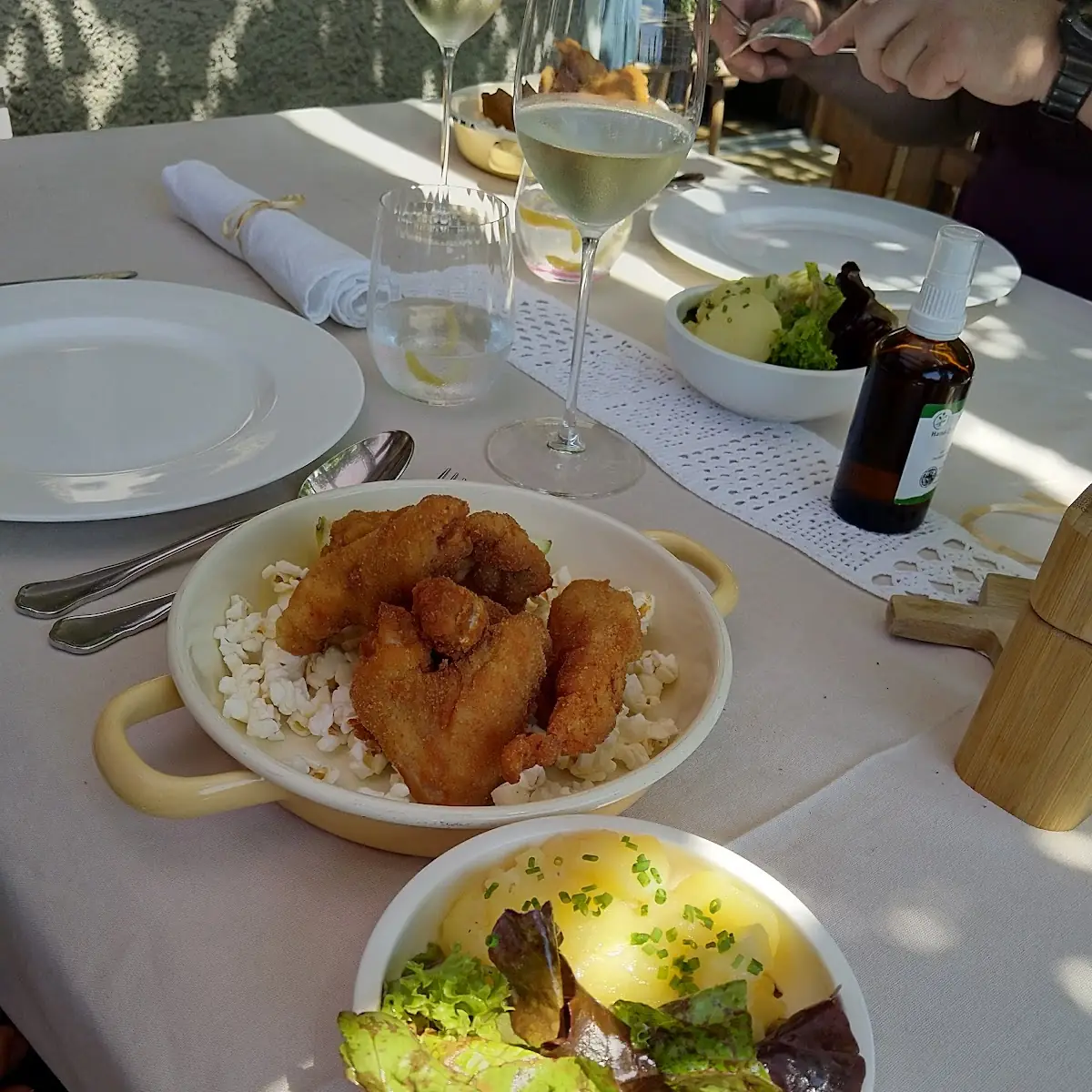 Ki Ki Ri Backhendl Mit Salat Serviert Auf Popcorn