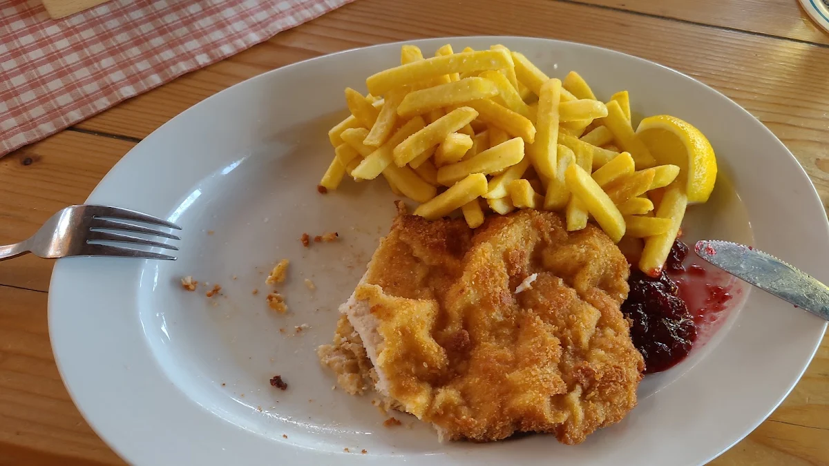 Wiener Schnitzel Vom Schwein Mit Pommes Frites Und Salat