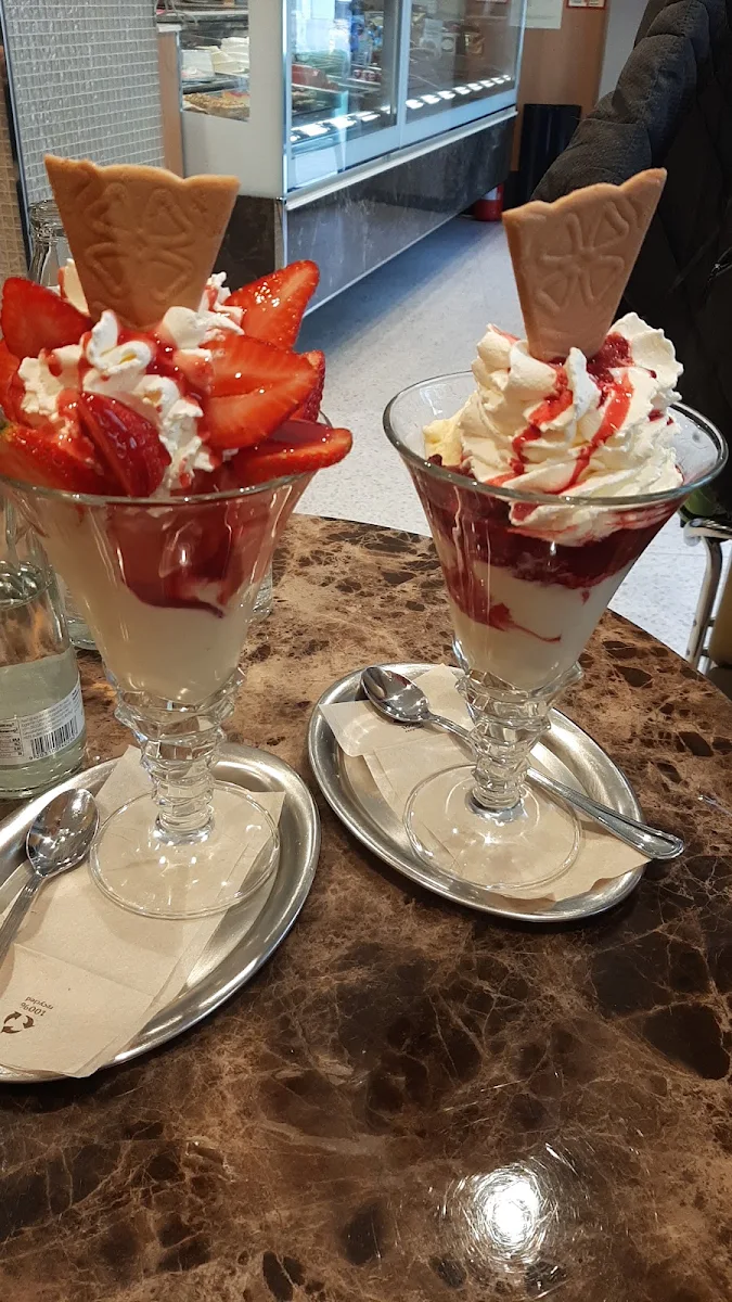 Erdbeerenbecher Und Heiseliebe