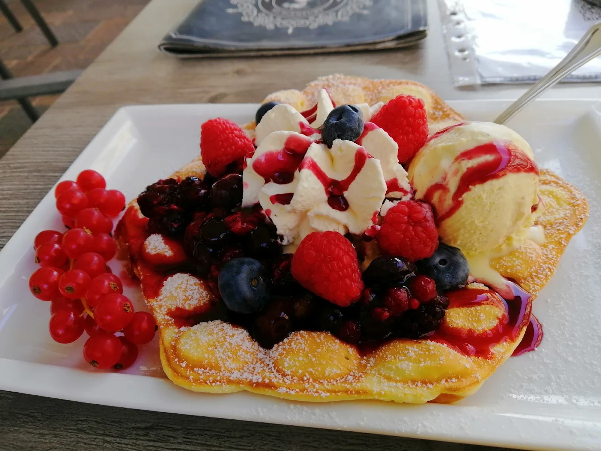 Waffel Mit Eis Und Früchte