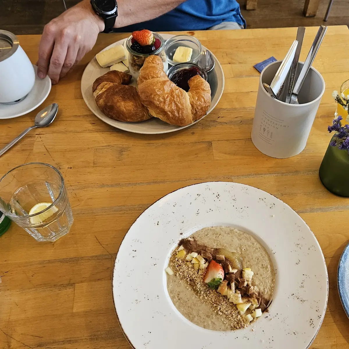 Knuspriges Semmel-toast-frühstück