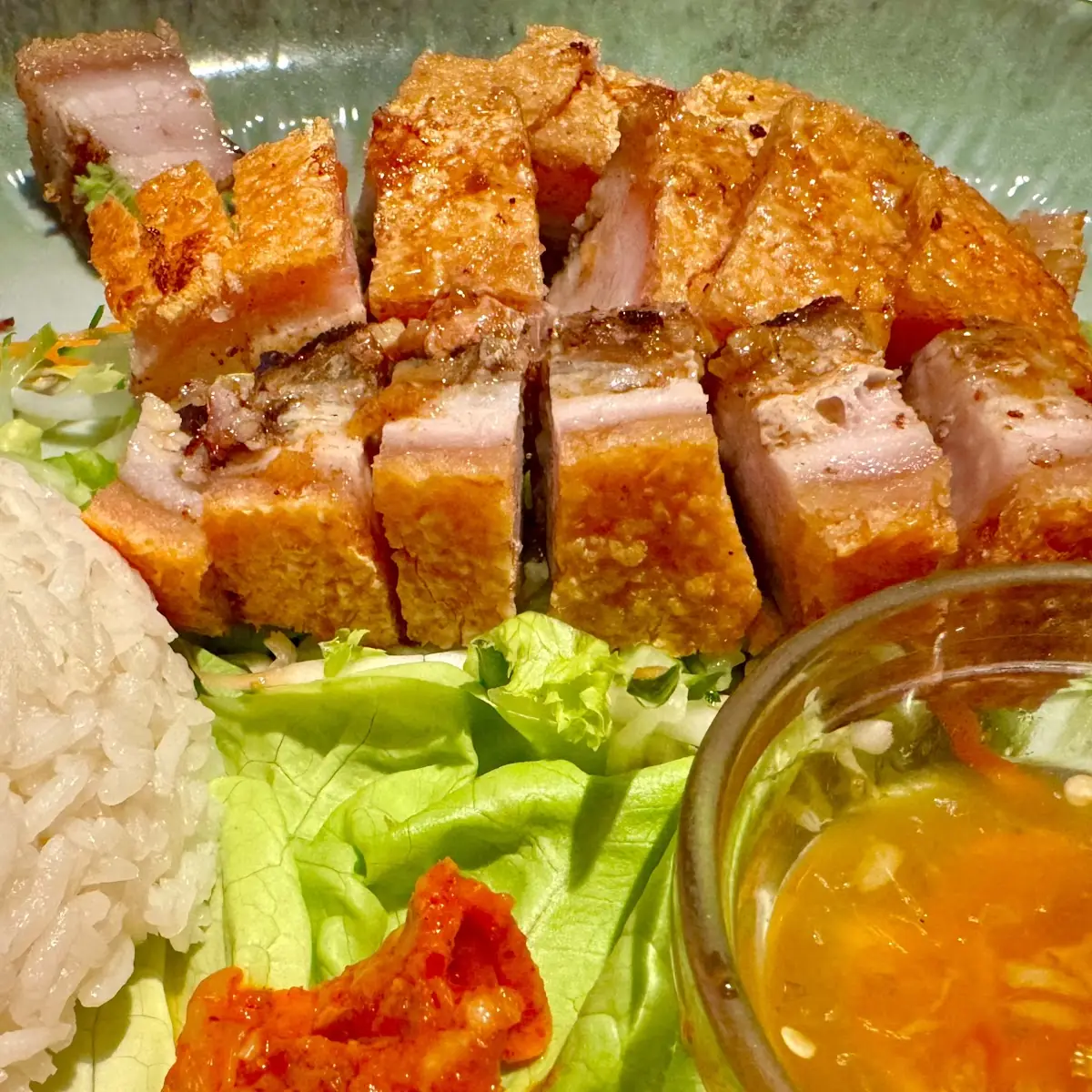 Knuspriger Schweinebauch