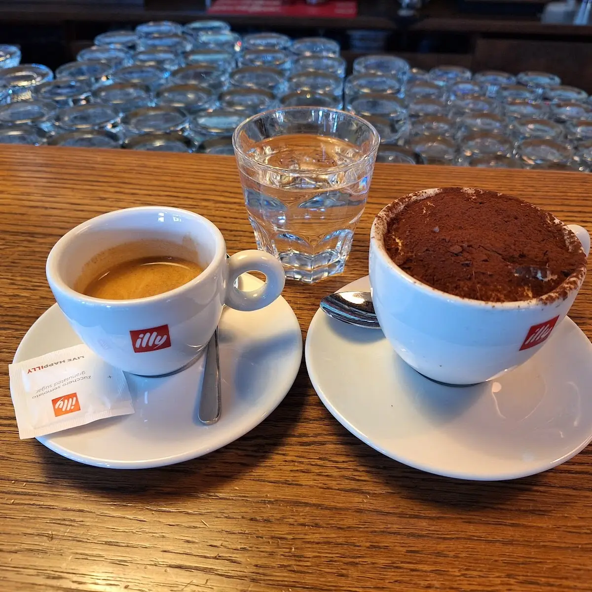 Doppelter Espresso Und Tiramisu