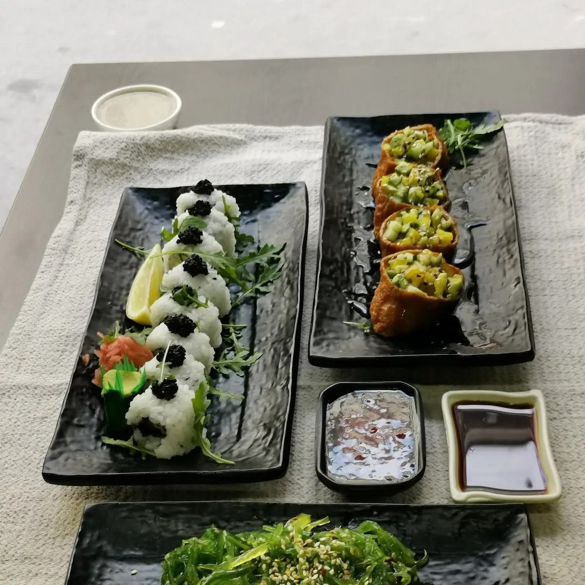 Inari Sushi & Weiß Roll's & Wakame Salat