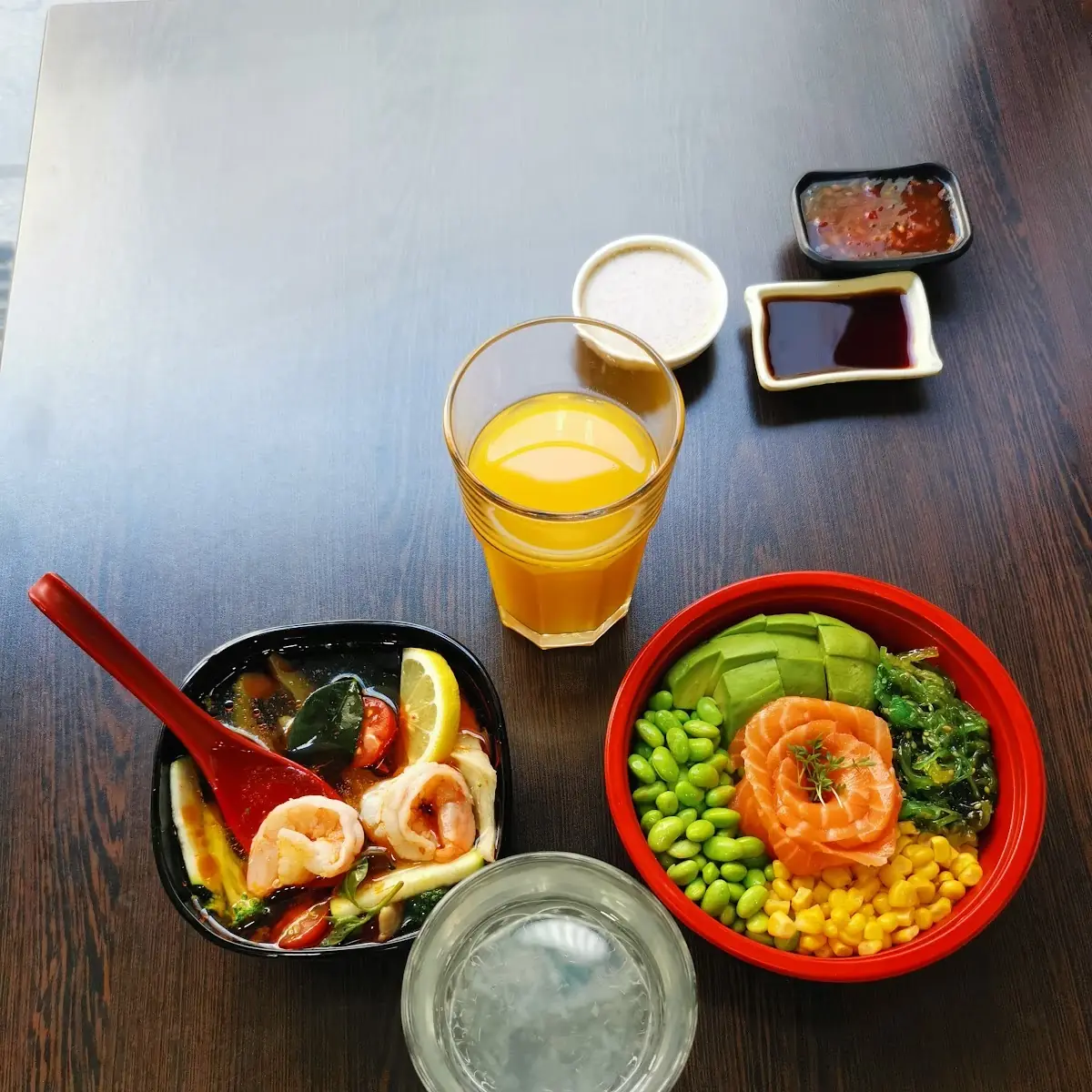 Sake Poke Bowl & Tom Yam Gong Suppe