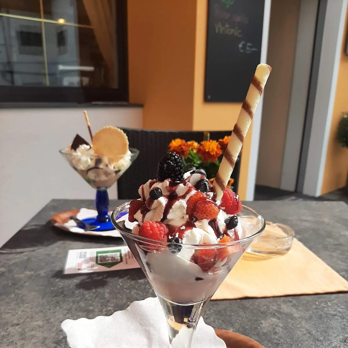 Eisbecher Mit Waldfrüchte