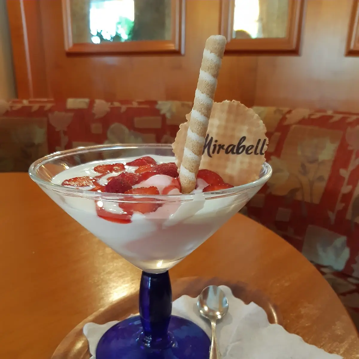 Jogurt-erdbeer-eisbecher
