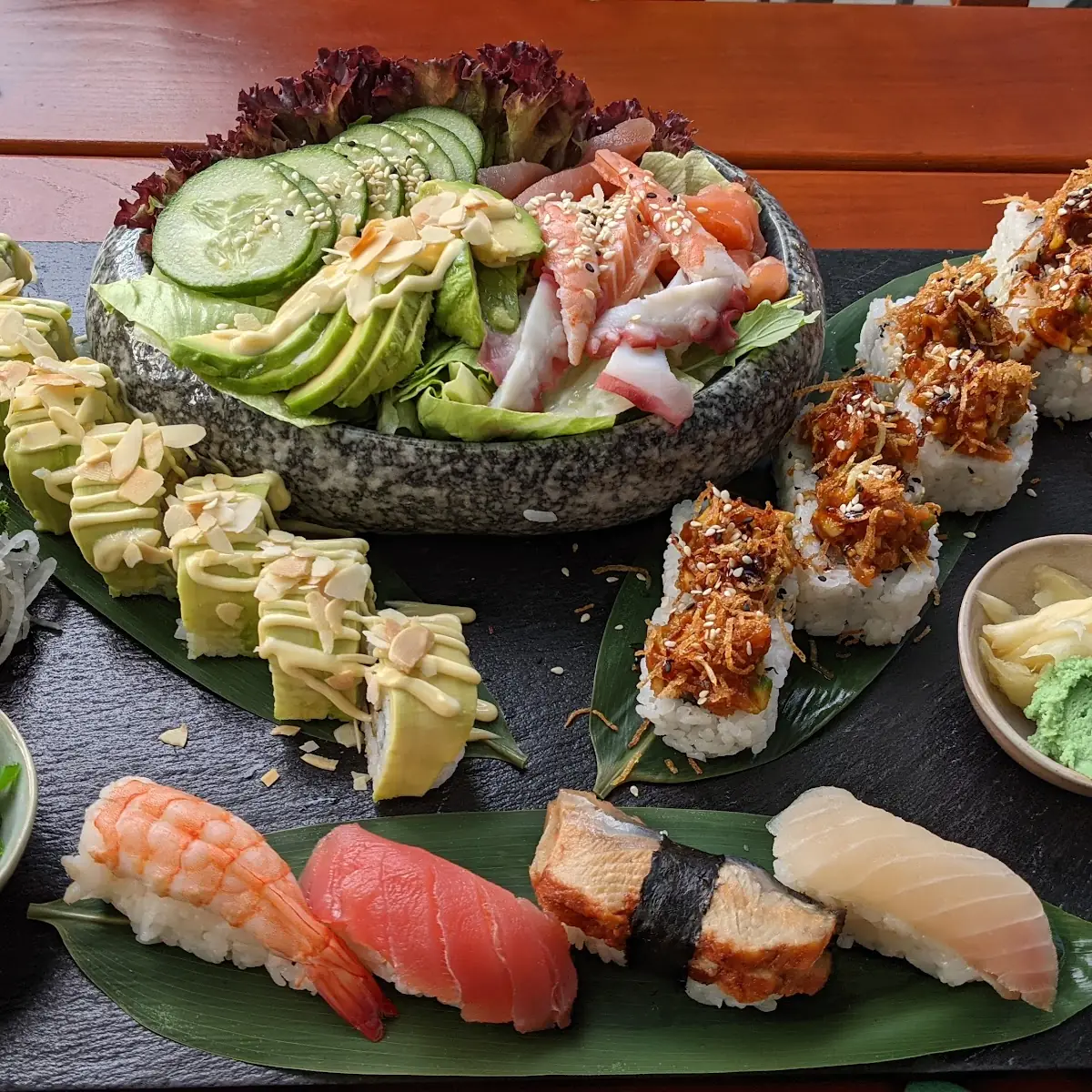 Rollenkombi Mit Dragon Roll & Spicy Sake