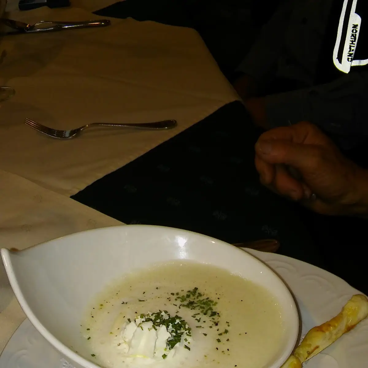 Knoblauch-kräutersuppe