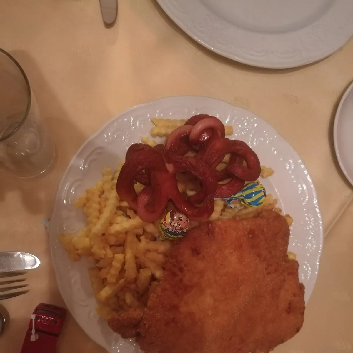Schnitzel Und Würstel Mit Pommes