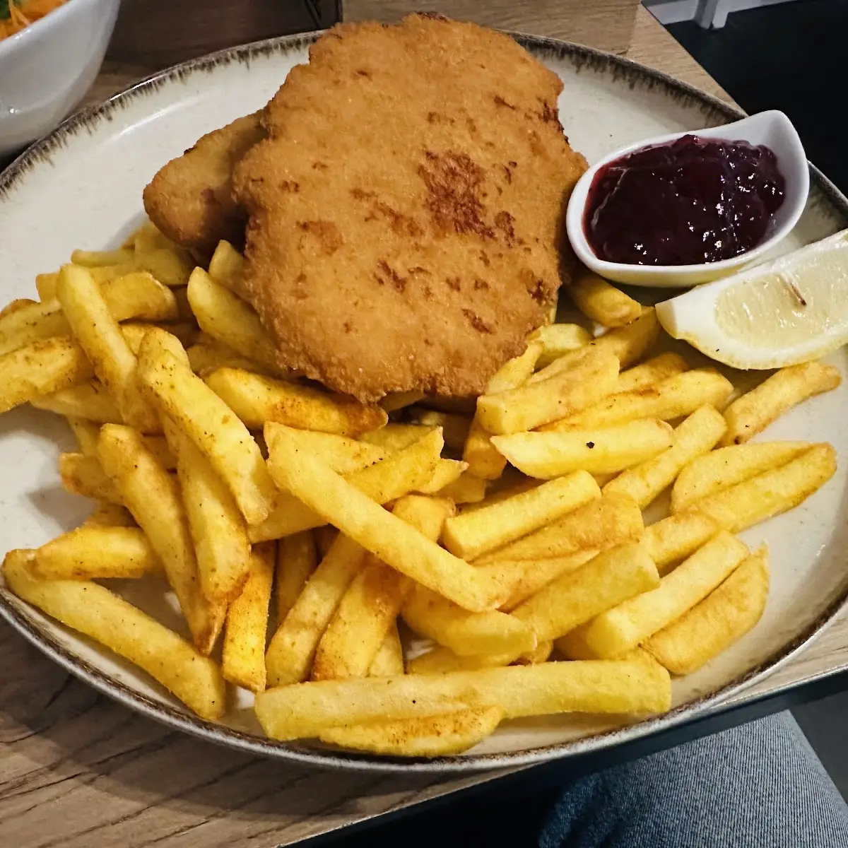 Wiener Schnitzel Mit Pommes
