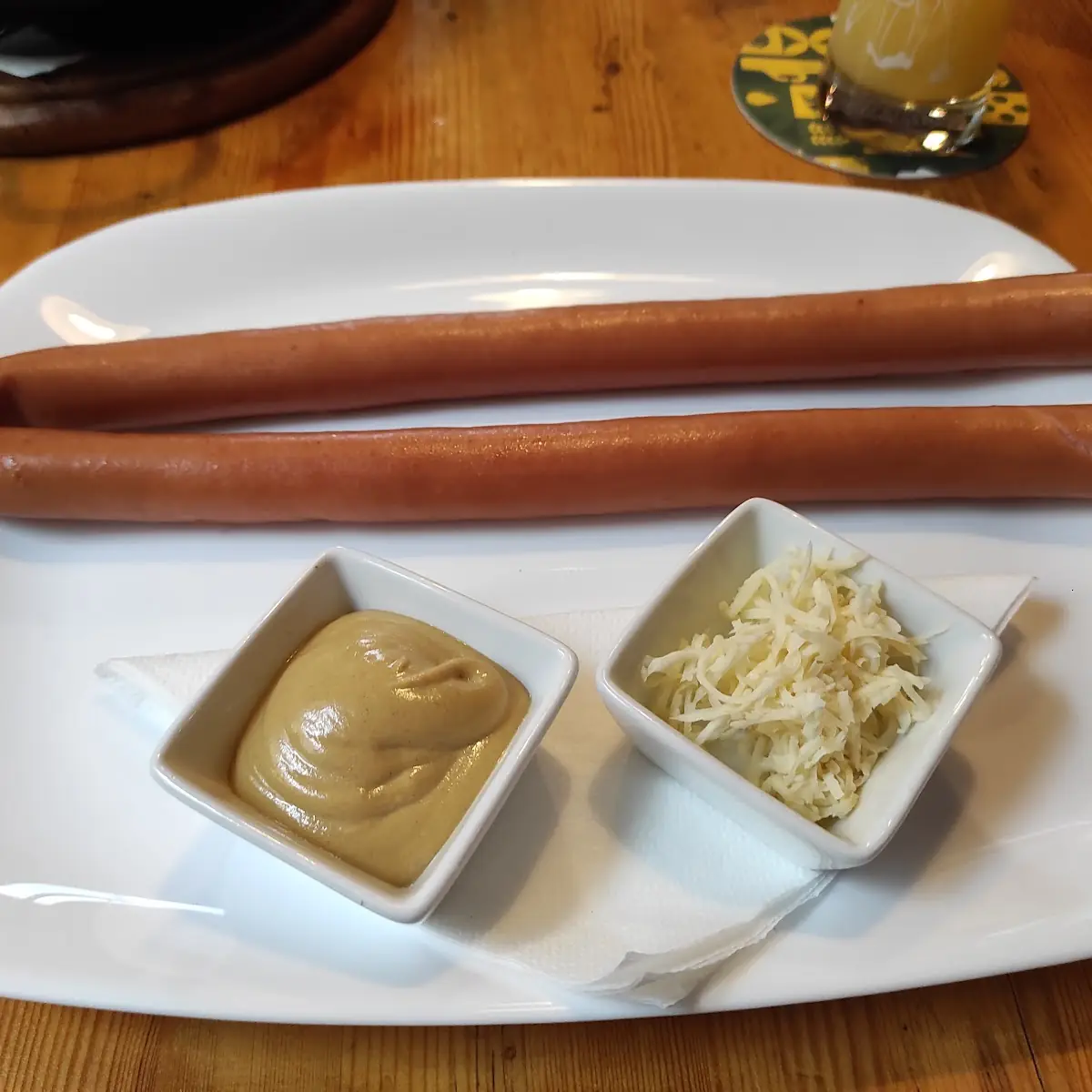 Die Längsten Sacherwürstchen Mit Senf Und Meerrettich