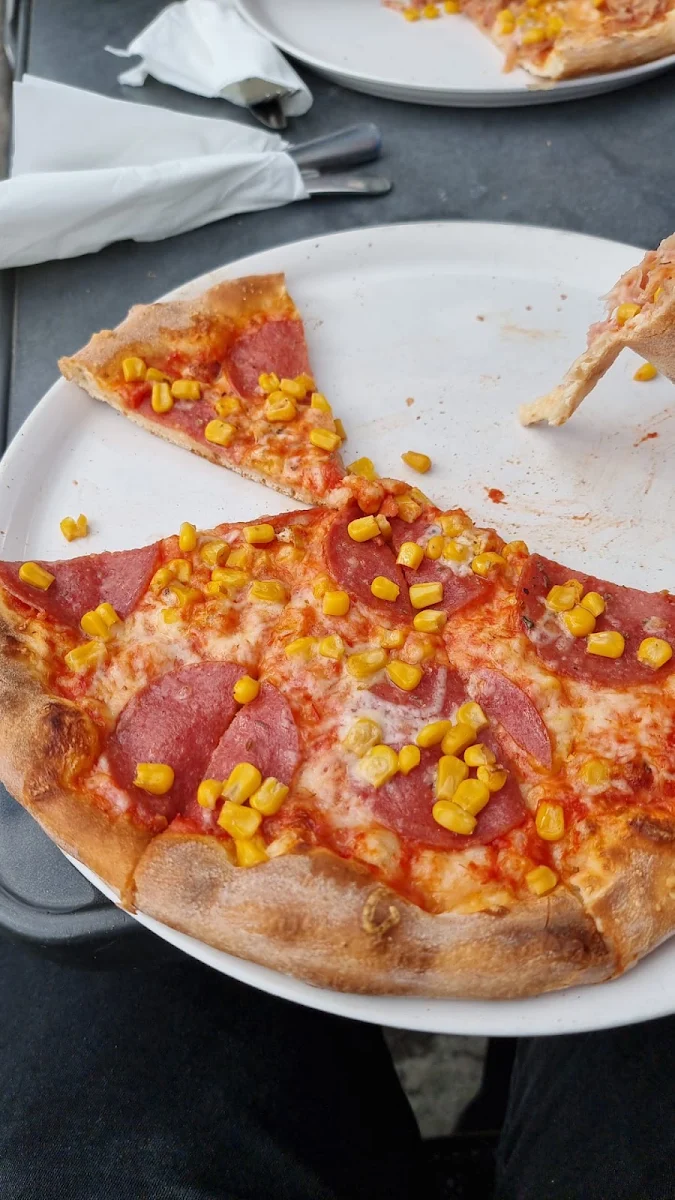 Pizza Mit Mais Und Salami