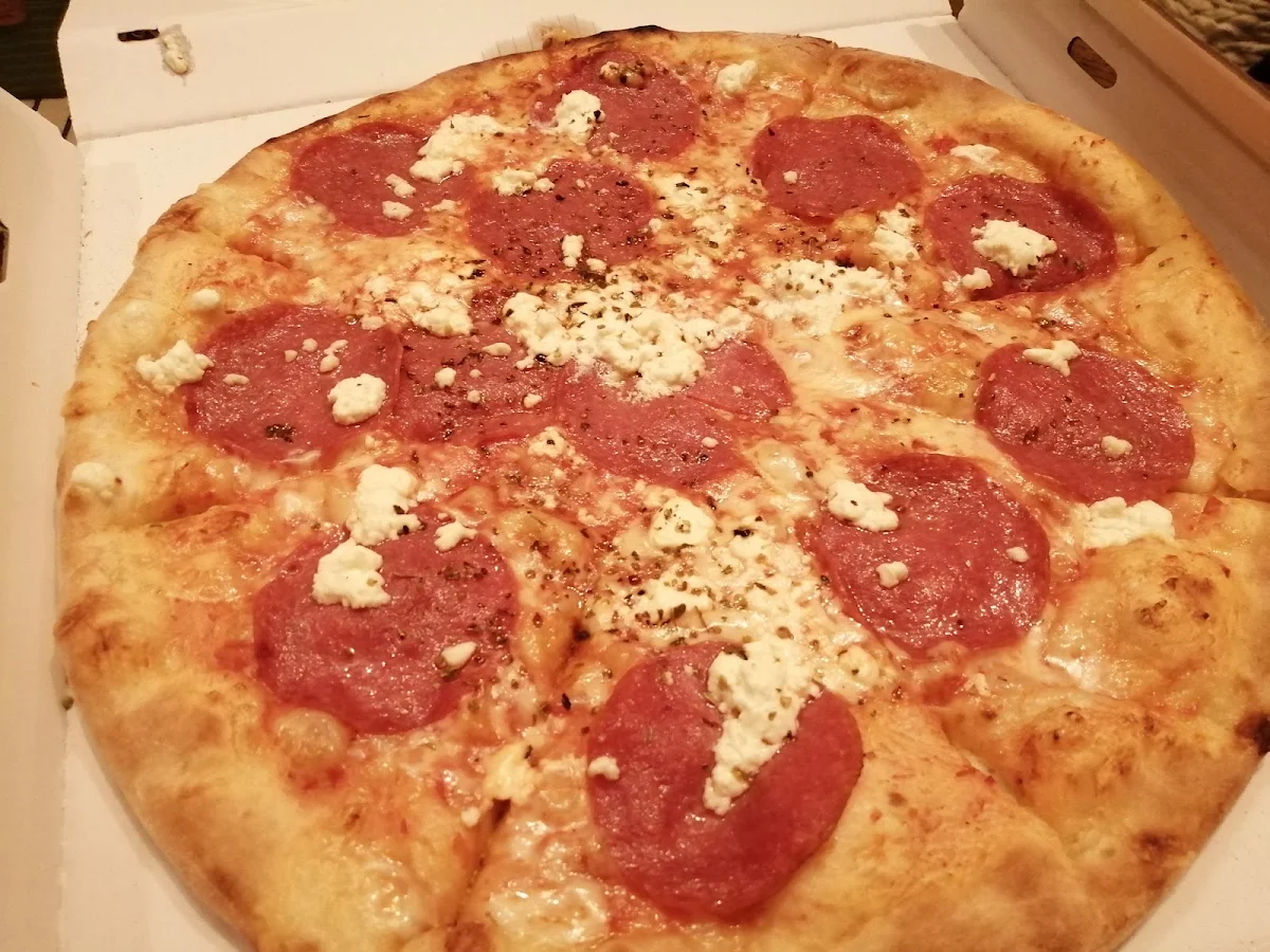 Salami Pizza Mit Schafkäse Und Knoblauch