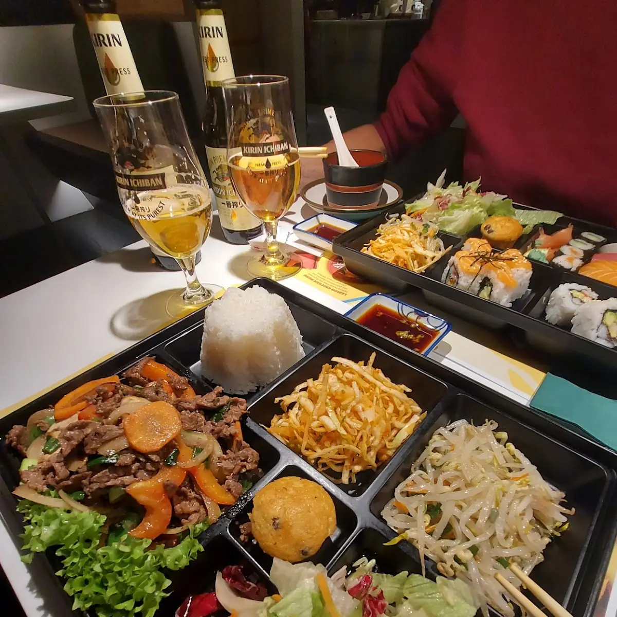 Vordergrund Bulgogi Bento Hintergrund Sushi Sashimi Bento