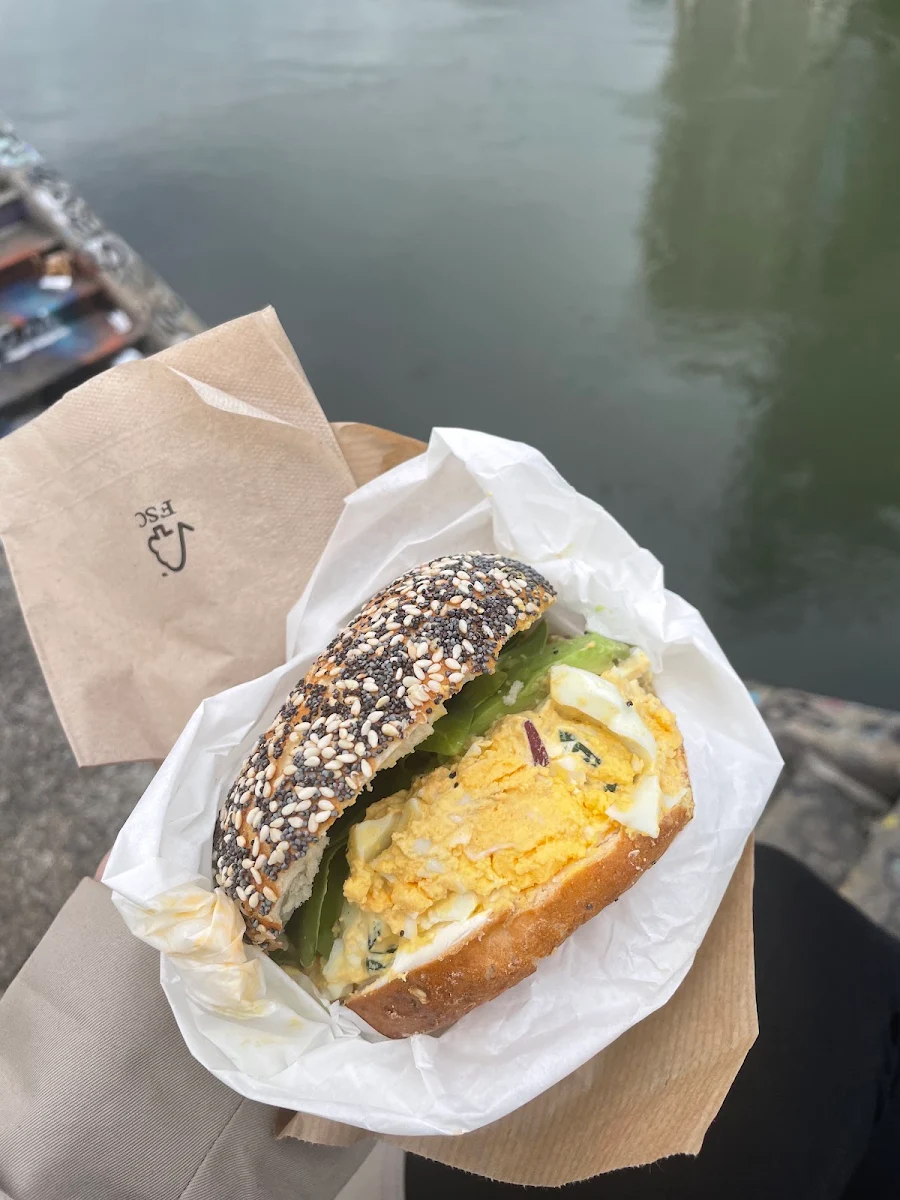 Bagel Avocado Ei