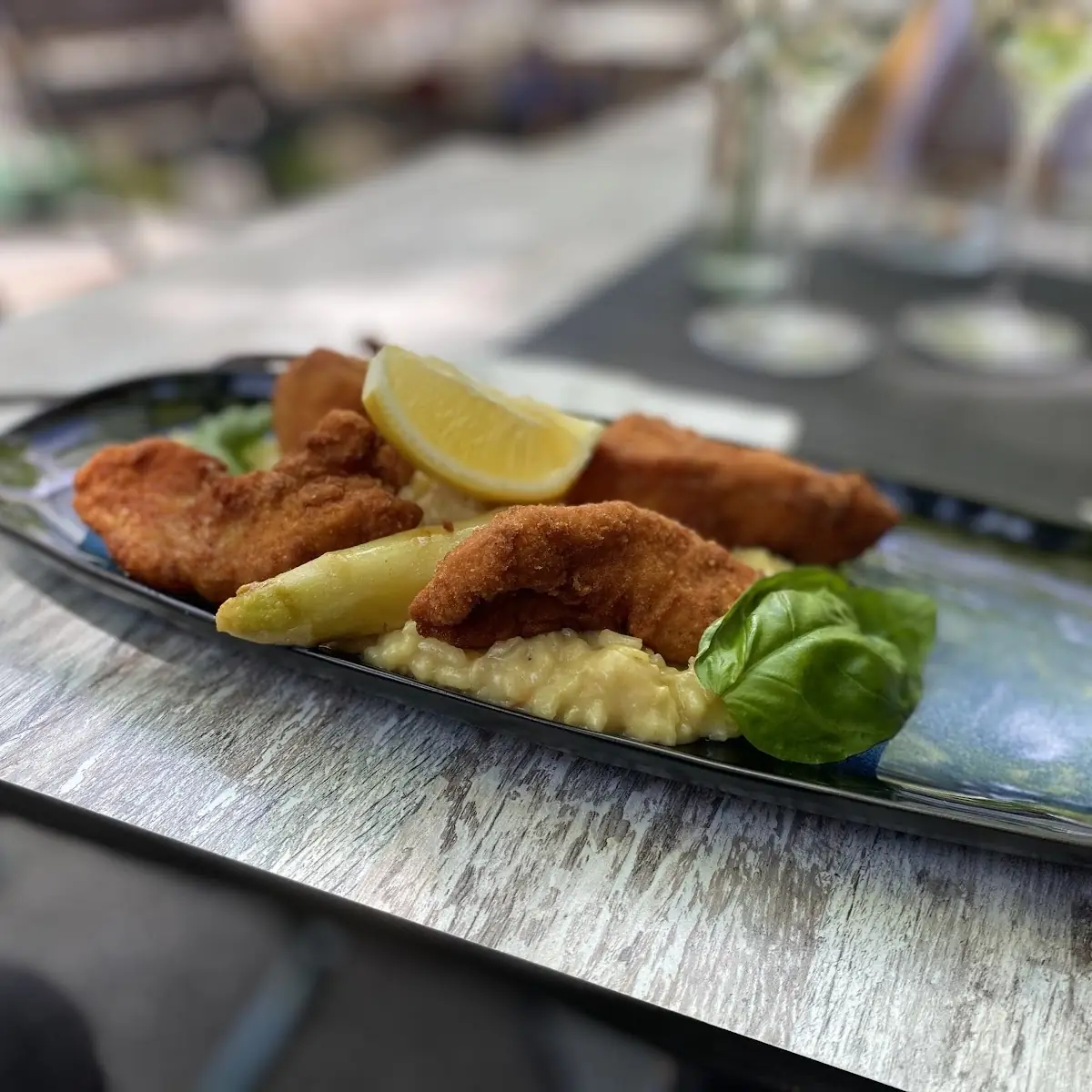 Spargelrisotto Mit Gebacken Ausgelösten Hühneroberkeulen