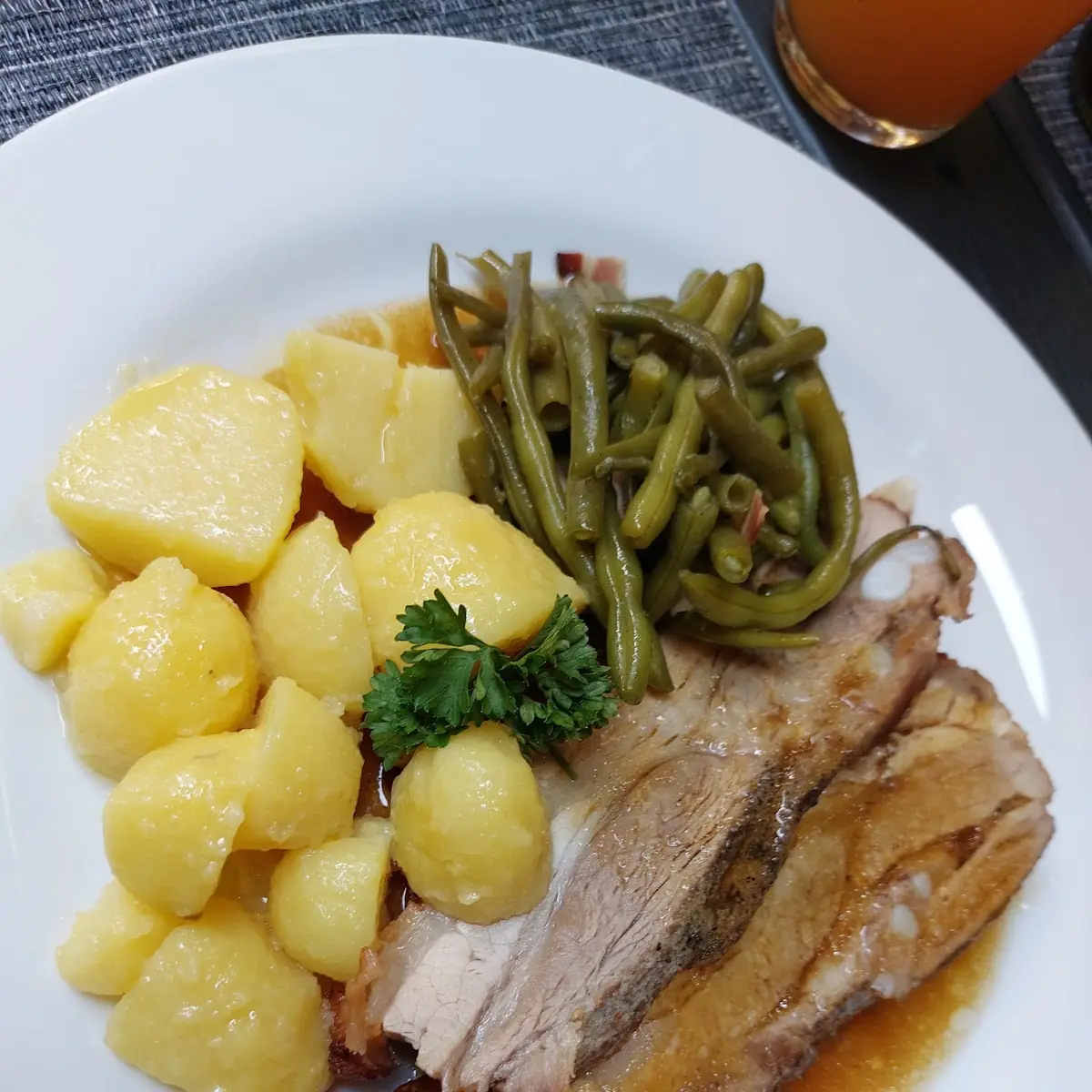 Schweinebraten Mit Speckbohnen Und Saftl